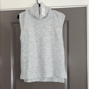 Olivia Skye Sleeveless Turtleneck Sweater – Medium